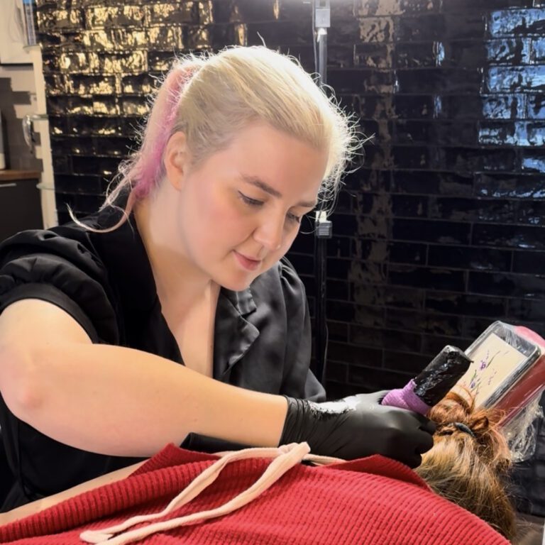 Tattoo Artiest Marloes Lupker aan het werk
